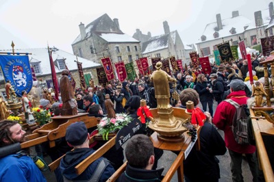 ブルゴーニュのサンヴァンサン祭りにて全ての村の守護神像が集合